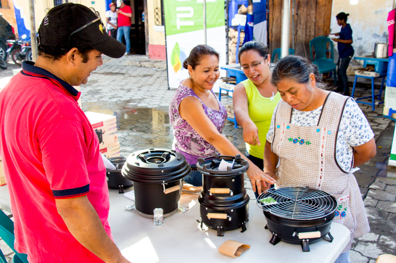 http://cleancookstoves.org/images/data/IMAGE/photo/000/000/648-1.JPG