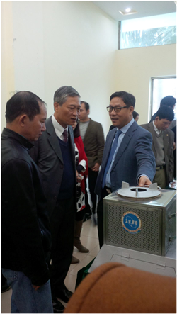 Giới thiệu Bếp 2V với Thứ trưởng Trần Văn Tùng và Thứ trưởng Đặng Huy Đông trong hội thảo