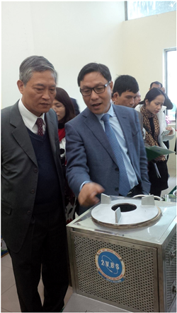 Giới thiệu Bếp 2V với Thứ trưởng Trần Văn Tùng và Thứ trưởng Đặng Huy Đông trong hội thảo