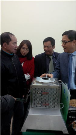 Giới thiệu Bếp 2V với Thứ trưởng Trần Văn Tùng và Thứ trưởng Đặng Huy Đông trong hội thảo